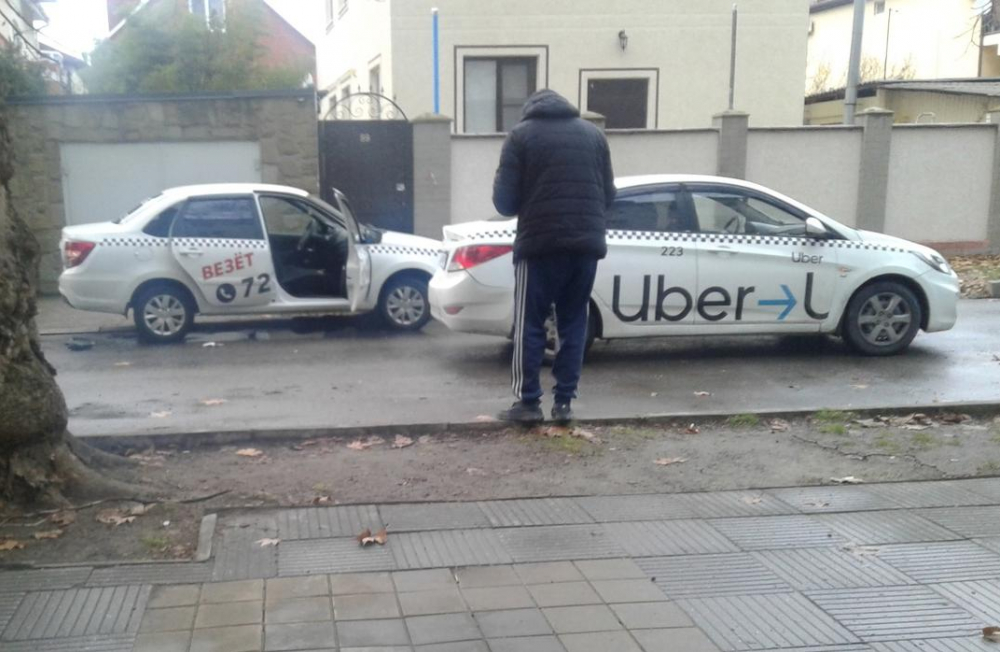 В Анапе на улице Горького два таксиста попали в ДТП