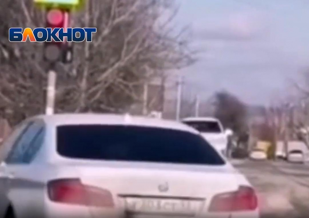В Анапе полиция нашла водителя BMW, который выехал на перекресток на красный свет