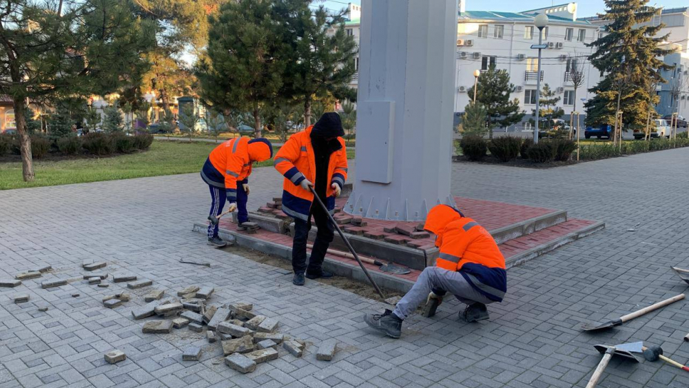 После публикации в «Блокнот Анапа» плитку в сквере «Россия» укрепили