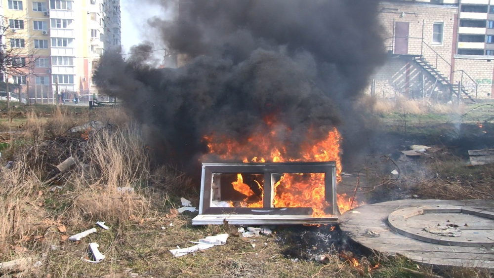 Пожар на улице Ленина в Анапе: загорелся сухостой