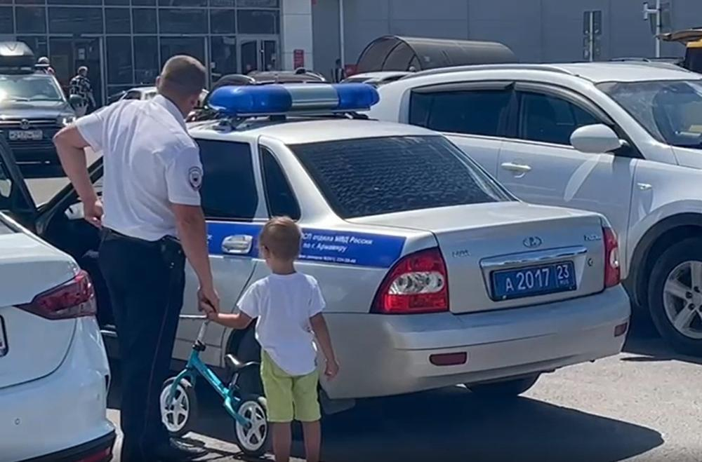 Маленький мальчик заблудился и не мог найти своих родителей на Анапском шоссе