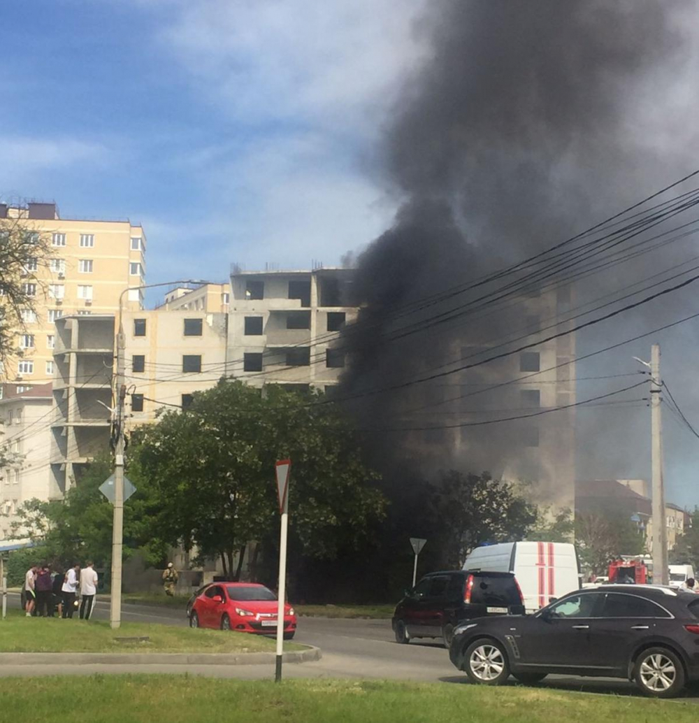 В Анапе сильный пожар в заброшенном доме на углу Парковой и Мирной