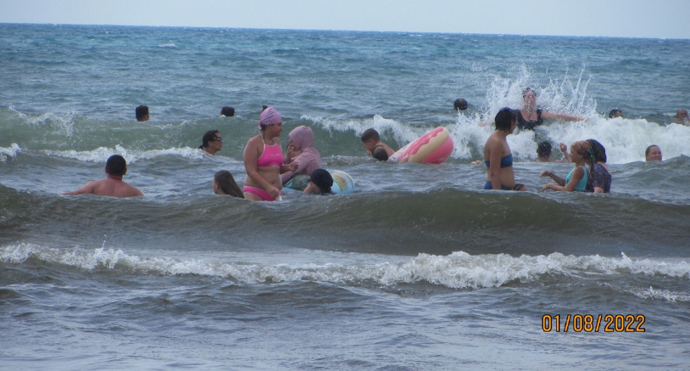 Во время шторма народ всё равно купался в море в Анапе