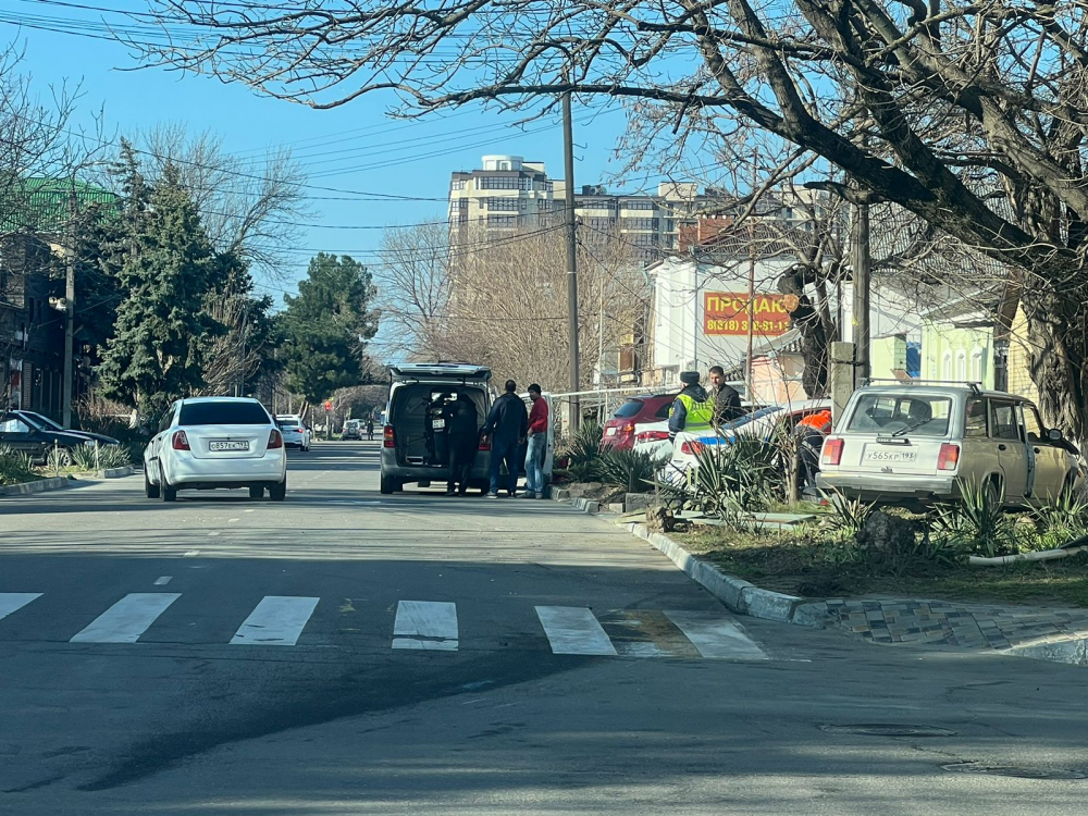 В Анапе автомобиль проехал на «красный» и столкнулся с мотоциклом — есть пострадавший