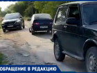 Дорогу в Анапской отремонтировали так, что по ней не могут разъехаться две машины