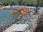 «Кипящее» море и толпы туристов: в Анапе продолжается летний сезон