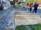 На улицах Анапы восстанавливают тротуарную плитку