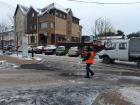 Уже более 70 тонн противогололедных реагентов рассыпали на дорогах и тротуарах Анапы