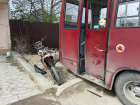 В пригороде Анапы подросток на питбайке влетел в автобус