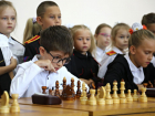 Шахматные наборы вручили ученикам школы №7 в Анапе