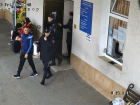 Полицейские Анапы установили личность мужчины, снимавшего школьниц