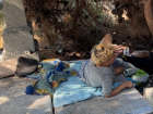 На кладбище Анапы женщина спит на надгробных плитах в окружении бомжей