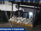 Жители дома на ул. Ленина в Анапе жалуются, что во время дождя цоколь уходит под воду