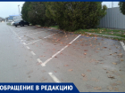 Возле школы в Витязево под Анапой на автобусной остановке организована парковка