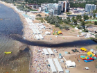 В центре Анапы в море сливается из реки сине-чёрная жижа