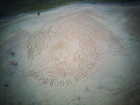 «Мира всем мирам»: анапский художник Леонид Валитов создал новый шедевр на песке