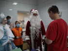 В Анапе к детям, лежащим в больнице, Дед Мороз пришёл прямо в палату