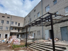 В Анапе строители приступили к монтажу фасада инфекционного корпуса детской больницы 