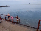 В Анапе, несмотря на прохладную погоду, купаются и загорают