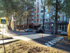 К 1 сентября в Анапе обновляют разметку у школ: пешеходные переходы, знаки и тротуары становятся безопаснее