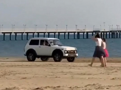 В Анапе водитель «Нивы» маневрировал на пляже среди отдыхающих