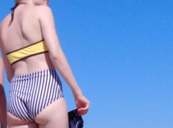 На черноморском пляже в Анапе такая жара, а у мужиков стресс!