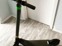 В Анапе подростки украли у ребёнка самокат