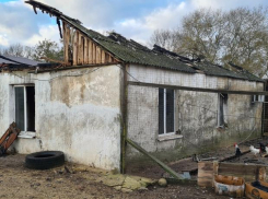 В Анапе загорелось кафе, а в Уташе - частный дом