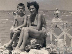 Михаил Боярский поделился детским фото с отдыха в Анапе