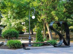В сквере Гудовича в Анапе появился ещё один объект для селфи - «сердечные скамейки»