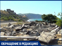 Гора бетонных плит и арматуры вместо аварийной детской площадки в Анапе