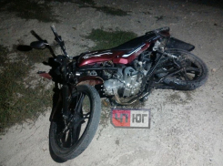 В Гостагаевской под Анапой два школьника на мотоцикле врезались в «Мазду»