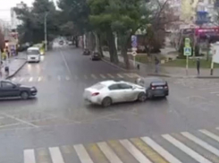 Момент ДТП в центре Анапы попал на видео