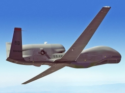 Над побережьем Анапы вновь замечен беспилотник, а корабль ВМС США вошел в Черное море