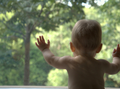 И вновь малыш выпал из окна: анапчане, следите за маленькими детьми
