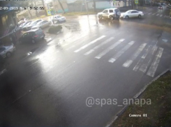 В Анапе на перекрёстке легковушка врезалась во внедорожник