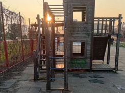 Жители Анапы пожаловались на аварийное состояние детской площадки в Алексеевке