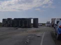 Прямо сейчас в Анапе жёсткое массовое ДТП: на дороге перевернулся самосвал с щебнем