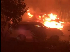 В Анапе подожгли два авто, а в Пятихатках обокрали магазин