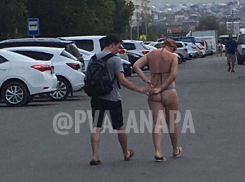 Нудисты заполонили анапские улицы