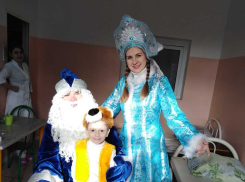 Сегодня в детской больнице Анапы побывали Дед Мороз и Снегурочка