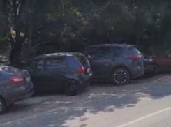 Незаконная парковка на обочине в Утрише продолжает свою деятельность 