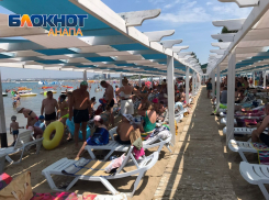 Пик сезона: теплое море и толпы отдыхающих на пляже Анапы