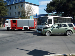 Только что: в Анапе на перекрёстке автобус попал в ДТП, приехали пожарные