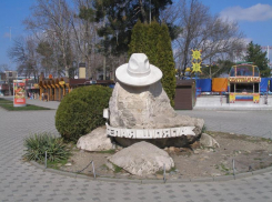 Памятник шляпе в Анапе: история самого летнего символа курорта