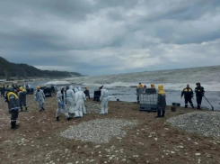 В Туапсе в активной фазе операция по ликвидации разлива нефтепродуктов