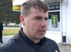 Окна в магазинах и офисах в Анапе зачищают от плёночной рекламы