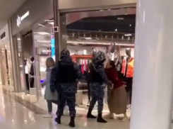 В Анапе из ТЦ посетительницу без маски выводили силовики – видео