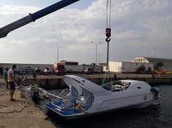 В морском порту Анапы спустили на воду прогулочный катер с прозрачным дном