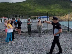 За проникновение за забор «Смены» на пляже в Сукко мужчин в Анапе арестовали и оштрафовали